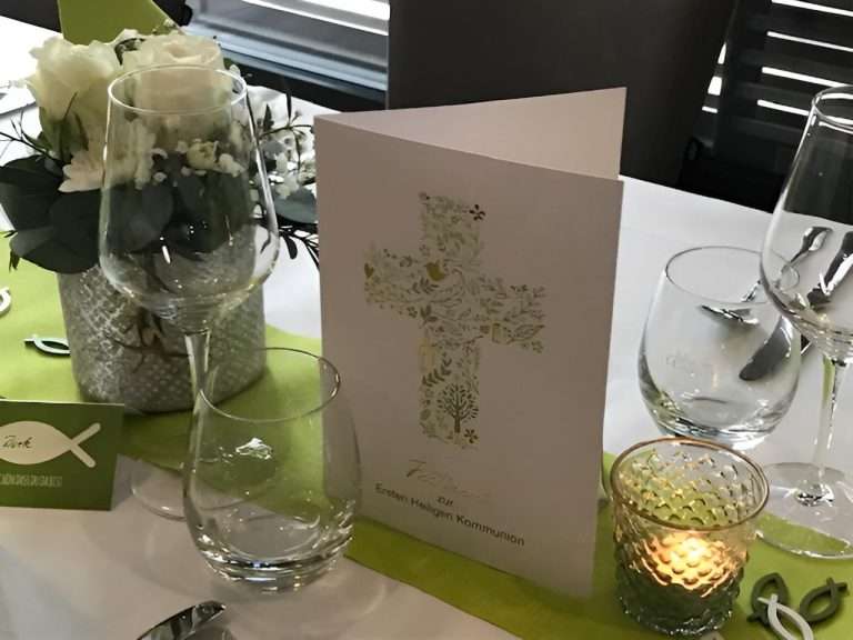 Ein liebevoll gedeckter Tisch für die Kommunion – festlich dekoriert mit Blumen, Kerzen und persönlichen Akzenten, der den besonderen Tag in einem warmen und einladenden Ambiente erstrahlen lässt.